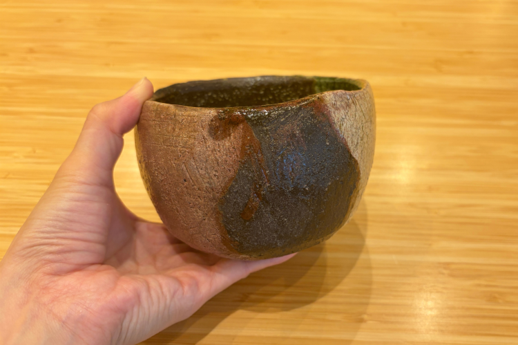 Un tazón de té hecho por la undécima generación de la familia Ohi Chozaemon.