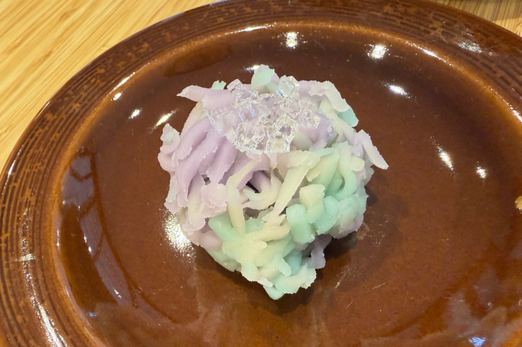 Un dulce tradicional japonés, que refleja los colores de la estación, se sirve con el té.