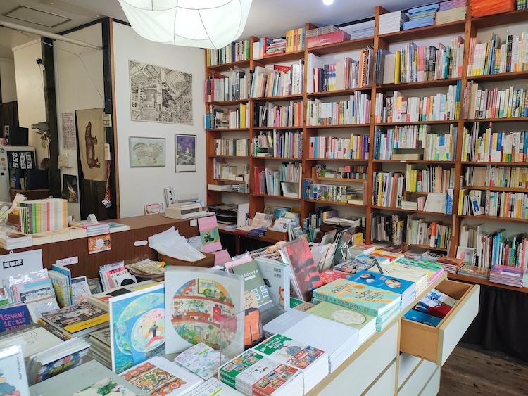 “Tienda compleja de libros y arte” donde crecen las expectativas de nuevos encuentros ~Libro Galería Popotum~