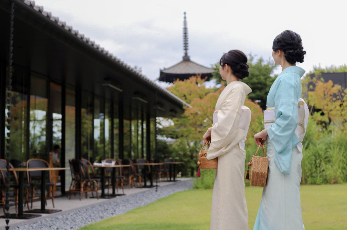 En “Kyoto Kimono Rental Warin”, podrás disfrutar de una experiencia que solo se puede vivir en Kioto vistiendo un kimono.