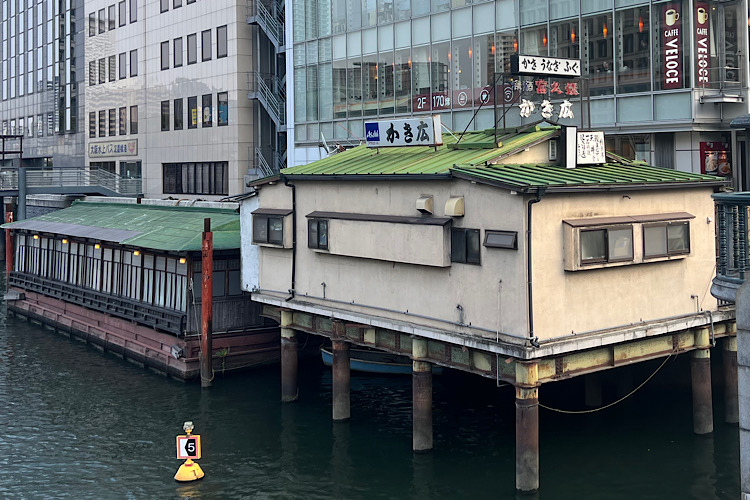 Tiempo pasado en el último barco de ostras en Osaka, “Kakihiro” flotando en la metrópoli