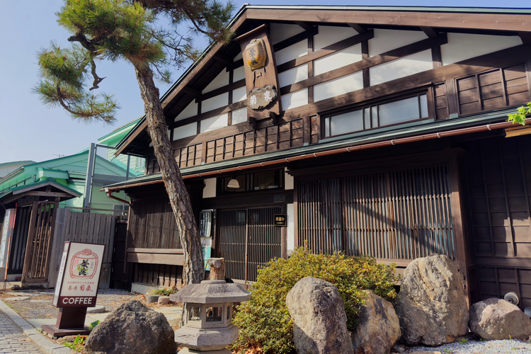 Experimente un momento especial en Sabo Kikusen, una casa histórica japonesa en la que muchas personas han estado involucradas y continúan protegiendo.