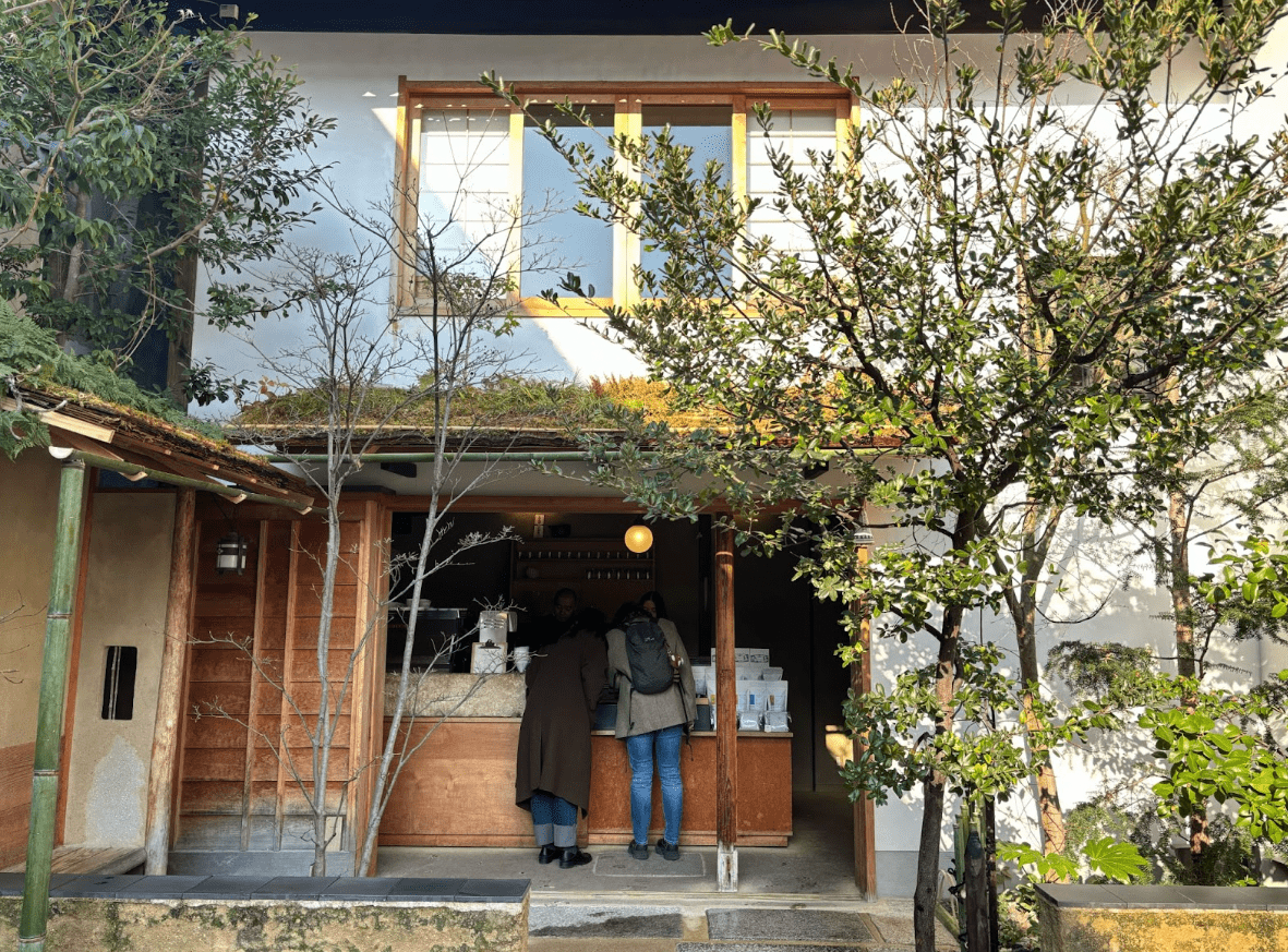 Siente la cultura de Kioto con una taza cuidadosamente seleccionada en “WEEKENDERS COFFEE”